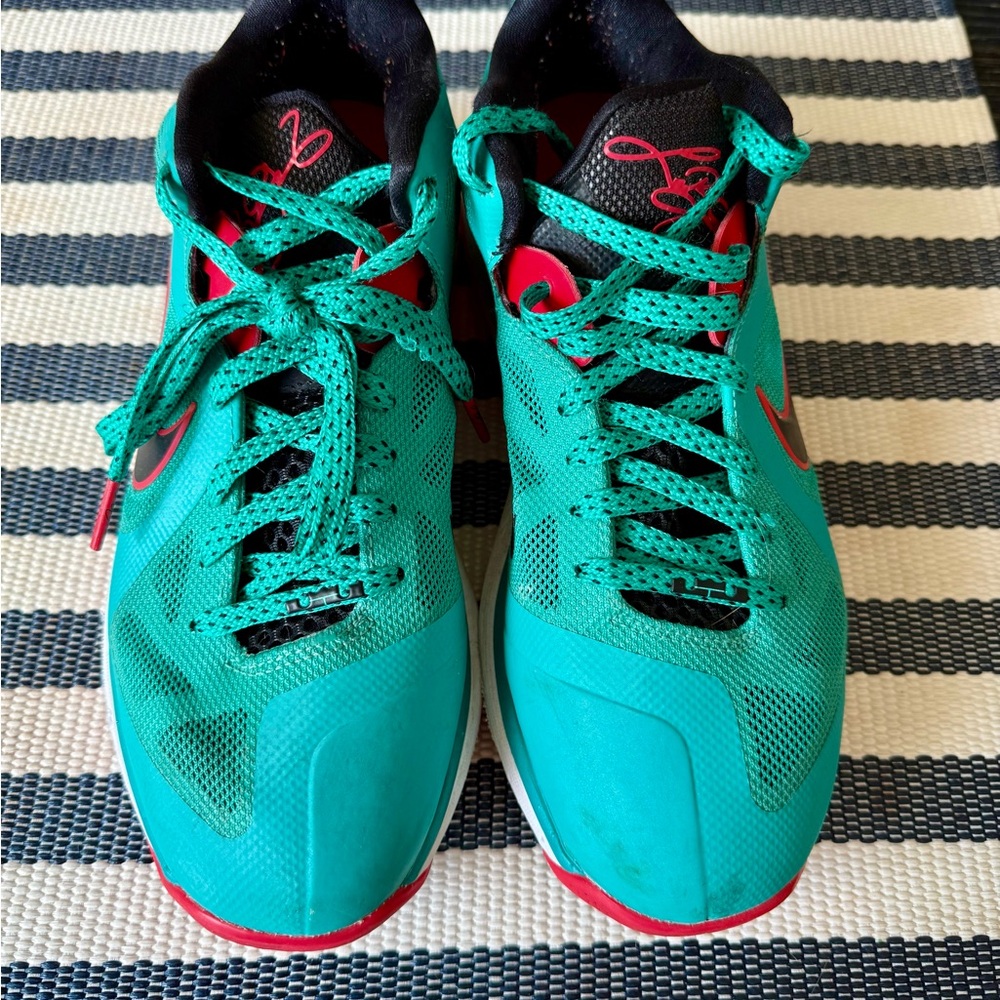 Nike Lebron 9 Low Reverse Liverpool Sneakers, size 7.5
